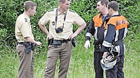 Oft gemeinsam bei Unfällen zusammen auf der Straße: Polizei und Feuerwehr. Bayerns Staatsregierung hält beide Tätigkeiten nur bedingt für vereinbar.  Foto: Helmut Will