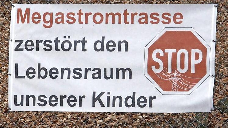 Die Haltung der Bürger zum Thema Stromtrassen ist eindeutig. Das Plakat steht an der B2 bei Pegnitz kurz vor der Auffahrt zur A 9.