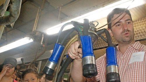 Landwirt Thomas Kunzelmann zeigt eine Melkmaschine