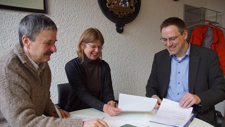 Beste Laune herrschte am Montag bei Bürgermeister Matthias Bäuerlein, Regionalmanagerin Ulla Schmidt und dem Leiter des Forstbetriebs Ebrach, Ulrich Mergner (von rechts), denn das Trekkingkonzept der Gemeinde Rauhenebrach hat den Zuschlag des Forstministeriums als unterfränkisches Projekt "Waldattraktionen" erhalten.  Sabine Weinbeer