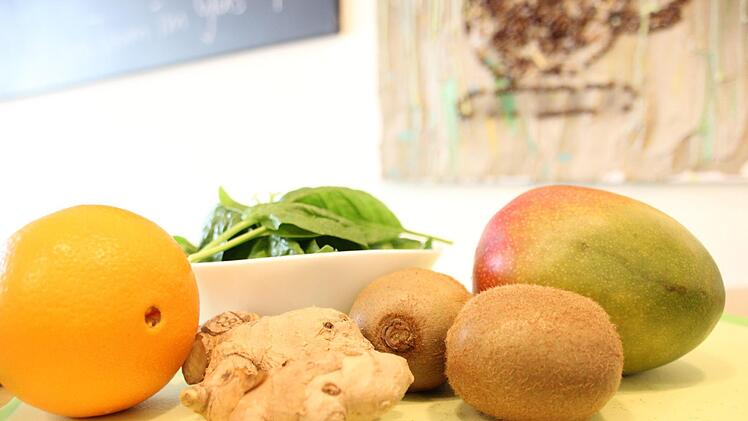Orange, Spinat, Mango, Kiwi und Ingwer - das alles landet für unseren grünen Smoothie im Mixer. Foto: Anna-Lena Deuerling