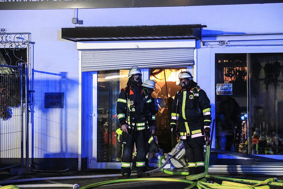 Brand in Elektrofachmarkt fordert Einsatzkräfte
