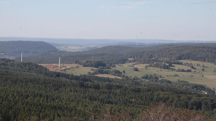 Von der Mottener Haube aus lässt sich der Bau neuer Windräder auf hessischer Seite gut beobachten. Foto: Ulrike Müller