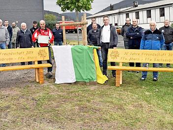 Stolze Gesichter: Mit der &Uuml;bergabe der "B&auml;nke der Freundschaft" sind die Feuerwehren aus Ahorn und Sachsenbrunn &uuml;berrascht worden. Foto: Karl-Wolfgang Flei&szlig;ig