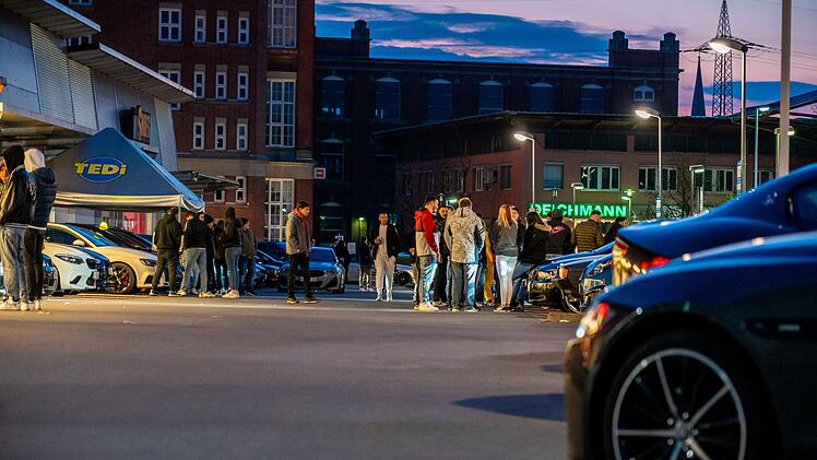 Forchheim: Hunderte treffen sich zu "Car-Freitag" - Tuner-Szene leitet Saison ein