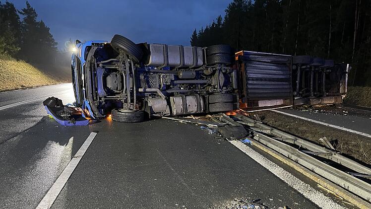 Elf Verletzte bei Unfall: Acht Fahrzeuge beteiligt