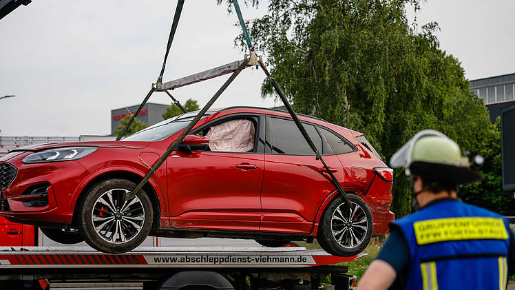 Feuerwehrmann f&auml;hrt &uuml;ber rote Ampel auf dem Weg zum Ger&auml;tehaus: Kollision mit Jaguar