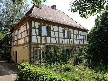 Romantischer geht es kaum: das Fachwerk-Forsthaus aus dem 18. Jahrhundert in Forchheim wird von den Bayerischen Staatsforsten verkauft. Foto-Serie: Barbara Herbst
