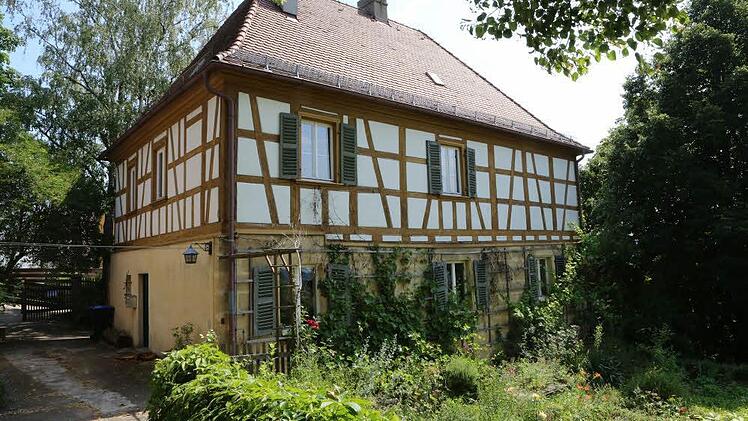 Romantischer geht es kaum: das Fachwerk-Forsthaus aus dem 18. Jahrhundert in Forchheim wird von den Bayerischen Staatsforsten verkauft. Foto-Serie: Barbara Herbst