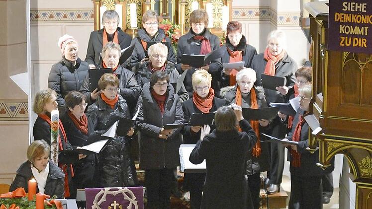 Der Chor bei seinem Jubiläumsauftritt Foto: Roland Meister