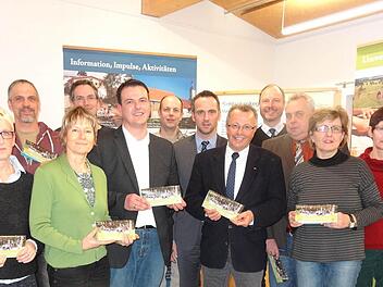 Vorstellung des Jahresprogramm des Vereins Naturpark und Biosphärenreservat: (von links nach rechts) Antje Schwanke, Maik Prozeller, Dr. Doris Pokorny, Joachim Schneider, Bernd Fischer, Michael Dohrmann, Jürgen Metz, Emil Müller, Klaus Spitzl, Gerd Müller, Silvia Arnold und Maria Gutmann. (Foto: Marion Eckert)