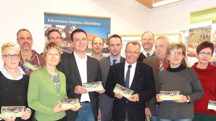 Vorstellung des Jahresprogramm des Vereins Naturpark und Biosphärenreservat: (von links nach rechts) Antje Schwanke, Maik Prozeller, Dr. Doris Pokorny, Joachim Schneider, Bernd Fischer, Michael Dohrmann, Jürgen Metz, Emil Müller, Klaus Spitzl, Gerd Müller, Silvia Arnold und Maria Gutmann. (Foto: Marion Eckert)