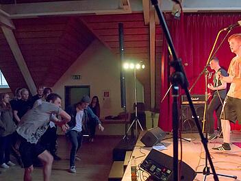 Beim Newcomer Bandcontest im Jugendzentrum durfte selbstverständlich auch getanzt werden. Fotos: Albert Höchstädter