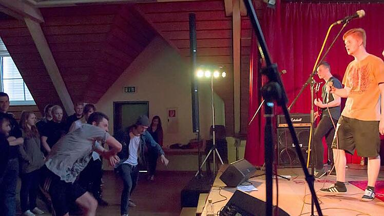 Beim Newcomer Bandcontest im Jugendzentrum durfte selbstverständlich auch getanzt werden. Fotos: Albert Höchstädter