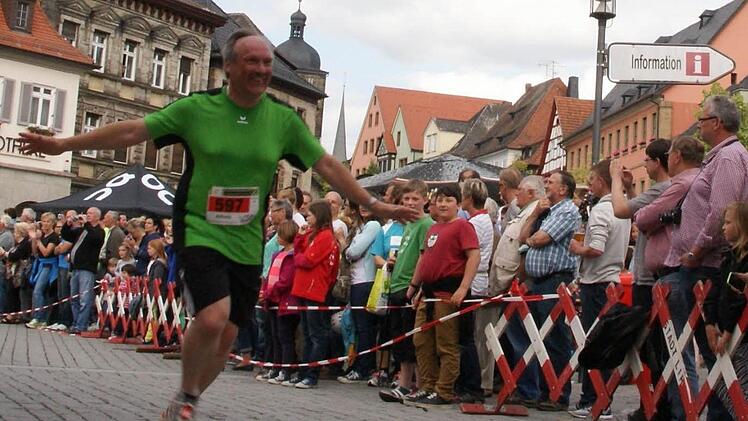 Alfons Mahr, der für K+W Polstermöbel startete, flog nach absolvierten zehn Kilometern ins Ziel. Foto: Alfred Thieret