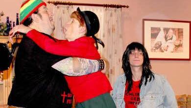 Frech, dieser Charly (Rene Lämmerzahl, rechts). Gott sei dank steht Bimbo (Heiko Braunreuther) genau richtig, um die arme Mathilde Hübner (Christine Brauer) nach der "Stolperattacke" aufzufangen.
