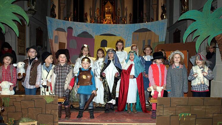 Sie begeisterten auch als Chor - die Darsteller des Krippenspiels. Foto: Susanne Deuerling