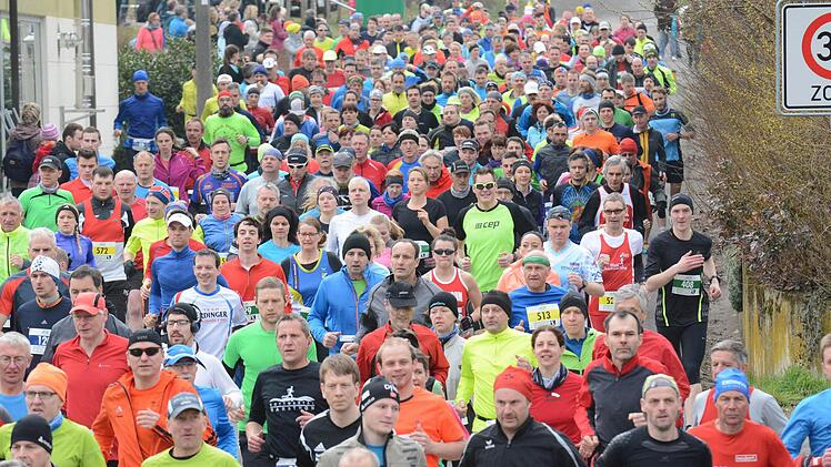 Kurz nach dem Startschuss von Landrat Thomas Bold: Beeindruckendes Starterfeld beim Saaletal-Marathon