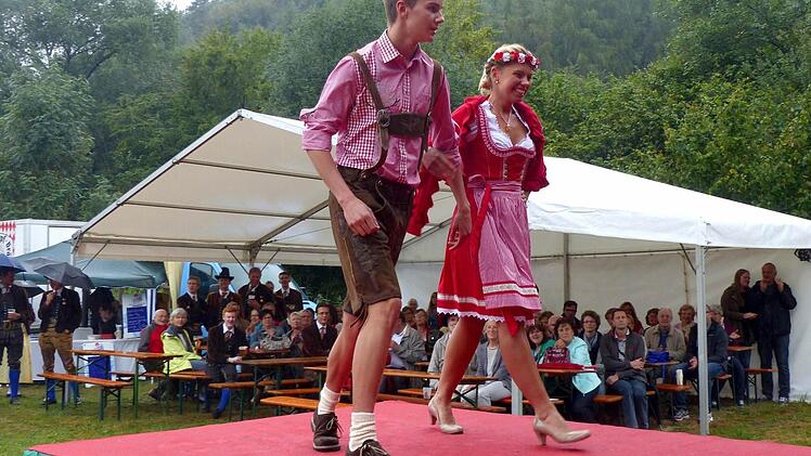 Fesche Madla und saubere Bub'n waren bei der Trachtenmodenschau zu sehen. Foto: Dieter Hübner