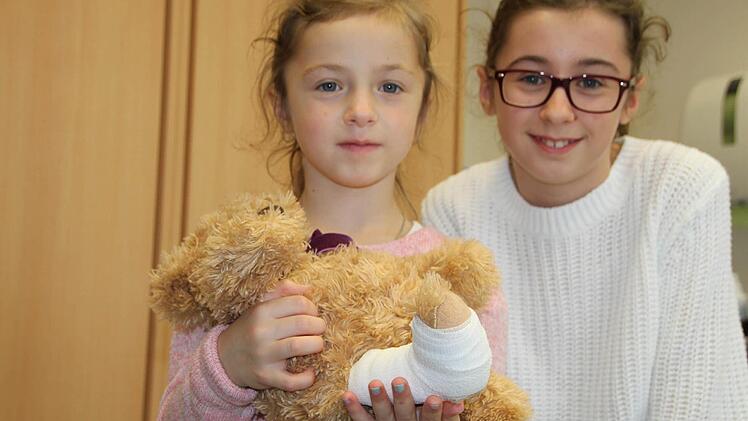 Glückliche Gesichter nach der Teddy-Sprechstunde bei Marie und (links) und Celine. Foto: Ulrike Müller