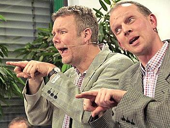 Ulrich Munz und Martin Ruppendahl sind verbeamtet, können aber trotzdem über sich lachen.  Fotos: Josef Hofbauer