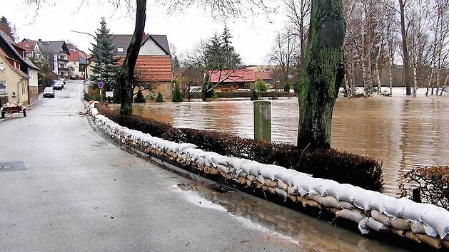 Sandsäcke als Hochwasserschutz in Schwürbitz: Damit Bilder wie dieses vom Februar 2005 der Vergangenheit angehören, sollen mobile Schutzelemente angeschafft werden. Derzeit wird dafür noch eine Unterstellmöglichkeit gesucht.  Foto: Horst Habermann (Archiv)