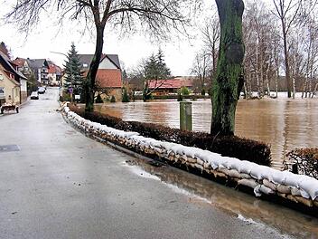 Sandsäcke als Hochwasserschutz in Schwürbitz: Damit Bilder wie dieses vom Februar 2005 der Vergangenheit angehören, sollen mobile Schutzelemente angeschafft werden. Derzeit wird dafür noch eine Unterstellmöglichkeit gesucht.  Foto: Horst Habermann (Archiv)