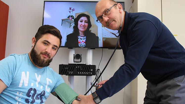 Der Syrer Mohammed Ali Tato (von links) war einer von 597 Asylbewerbern, die die Not-Unterkunft Bad Kissingen durchlaufen haben. Bei einem Pressetermin führte er im April mit Dr. Nagham Soda und Uve Bartz vom Roten Kreuz das Pilotprojekt Teleview für Flüchtlinge vor. Foto: Archiv/Ralf Ruppert