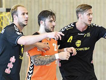 "Siehst Du ihn schon? Da vorne kommt der Rekordmeister...!" - Eine Szene aus dem Endspiel des Sparkassen-Cups in Altenstein mit (von links): HSC-Neuzugang Stefan Lex, Lucas Meister von den Kadetten Schaffhausen und Philipp Barsties, der keine Probleme mehr mit seinem operierten Knie hat und wieder einsatzfähig ist. Foto: Marco Wolf