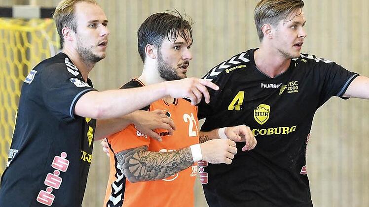 "Siehst Du ihn schon? Da vorne kommt der Rekordmeister...!" - Eine Szene aus dem Endspiel des Sparkassen-Cups in Altenstein mit (von links): HSC-Neuzugang Stefan Lex, Lucas Meister von den Kadetten Schaffhausen und Philipp Barsties, der keine Probleme mehr mit seinem operierten Knie hat und wieder einsatzfähig ist. Foto: Marco Wolf