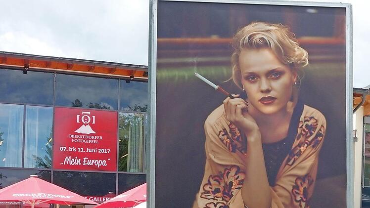 Grenzenlos"e Frauen von Konrad Schmidt vor dem Oberstdorf Haus.