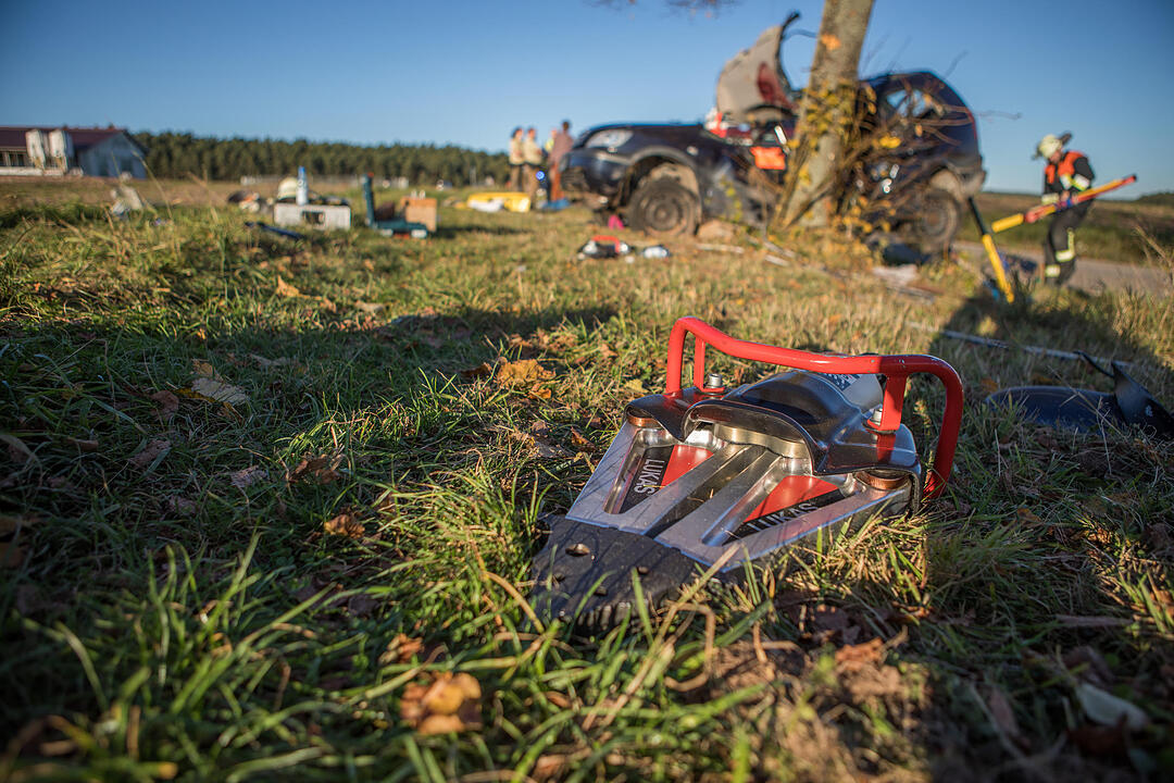 Auto prallt gegen Baum: 18-Jähriger stirbt bei Unfall in Mittelfranken