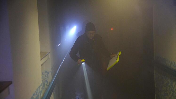 Rauch quillt aus dem dritten Stock bei der Großübung im verlassenen  Altbau des Seniorenheims in Bad Brückenau. Auch die Oberleichtersbacher Wehr war hier im November 2017 im Einsatz. Foto: Gerd Schaar