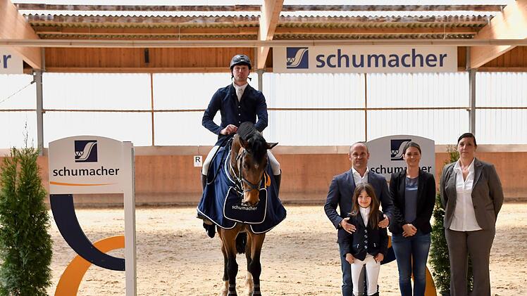 Vasil Ivanou (links, RC Eltmann) triumphierte mit seinem Pferd Cortes in der Königsdisziplin "Springprüfung Klasse S* mit Stechen. Es gratulierten (v. l.): Björn Schumacher mit Viktoria Schumacher, Organisatorin Bettina Witter und Richterin Tanja Triltsch. Foto: privat