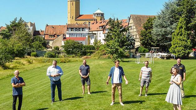 Auf der Böhmerwiese informierten (von links) die beiden Veranstalter Wolfgang Heyder und Klaus Stieringer, Ralf Böhmer (Inhaber der Böhmerwiese), Jonas Ochs (Bambägga), Arno Schimmelpfennig (Stadtmarketing), Marc Peratoner (Radio Bamberg) und Heidi Lehnert (Chapeau Claque) über das Kulturfestival auf der Böhmerwiese und das Kellerfetzival.  Foto: Julian Megerle