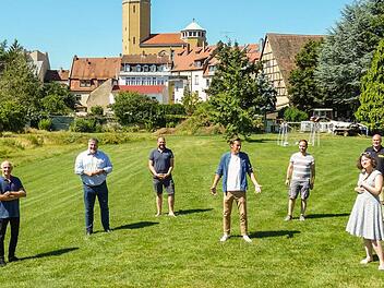 Auf der Böhmerwiese informierten (von links) die beiden Veranstalter Wolfgang Heyder und Klaus Stieringer, Ralf Böhmer (Inhaber der Böhmerwiese), Jonas Ochs (Bambägga), Arno Schimmelpfennig (Stadtmarketing), Marc Peratoner (Radio Bamberg) und Heidi Lehnert (Chapeau Claque) über das Kulturfestival auf der Böhmerwiese und das Kellerfetzival.  Foto: Julian Megerle