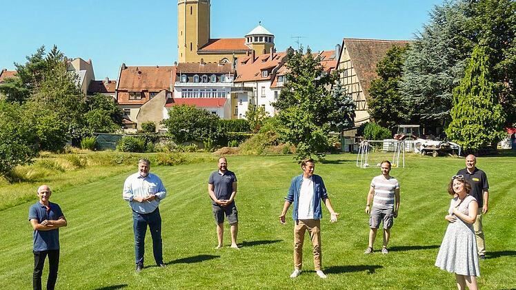 Auf der Böhmerwiese informierten (von links) die beiden Veranstalter Wolfgang Heyder und Klaus Stieringer, Ralf Böhmer (Inhaber der Böhmerwiese), Jonas Ochs (Bambägga), Arno Schimmelpfennig (Stadtmarketing), Marc Peratoner (Radio Bamberg) und Heidi Lehnert (Chapeau Claque) über das Kulturfestival auf der Böhmerwiese und das Kellerfetzival.  Foto: Julian Megerle