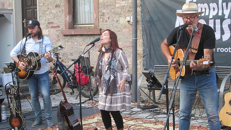 Das Trio "Simply Acoustic" mit  (von links) Frank Leumer, Rebecca King und Michael Fahrmeier Foto: Winfried Ehling