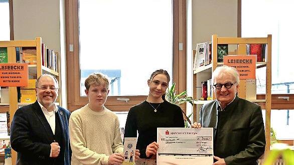OStD Markus Arneth (links) &uuml;berreicht den Spendenscheck an Stefan Labus (rechts). Mit dabei die Sch&uuml;lersprecher Sarah Freitag und Jannik Christ.