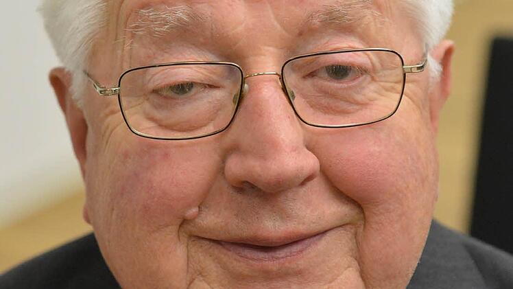 Auch Richard Wagner (81) ist seit 1986 bei den Bamberger Krippenfreunde. Seit etwa 15 Jahren kümmert er sich zusammen mit Johann Schramm um die Großkrippe am Maxplatz. Foto: Ronald Rinklef