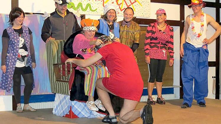 Ortsvorsteherin Petra Hirschmann sorgt mit einem Spontan-Auftritt für Erheiterung bei den Gästen. Fotos: privat