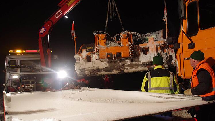 Am ausgebrannten Winterdienstfahrzeug (rechts) beobachteten die Helfer zunächst, wie das Räumschild gelöst wurde.