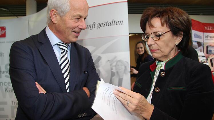 Fachgespräche: Michael Pfitzner vom Arbeitskreis Schule und Wirtschaft und die Staatsministerin für Soziales Emilia Müller fachsimpelten. In Kulmbach ist die Situation hervorragend, auf 100 Azubis kommen 198 Stellen, so Müller.