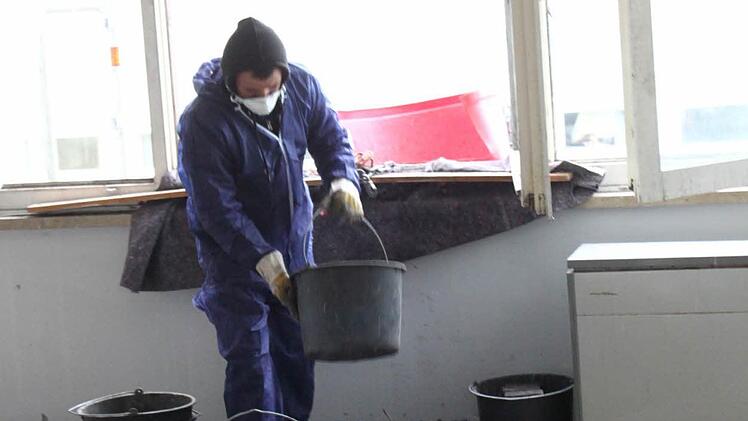 Eimerweise kommt der Schutt aus dem Gebäude. Foto: Jürgen Gärtner