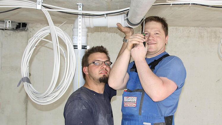 Daniel Knüttel aus Schildeck (rechts) und Maximilian Marx aus Sulzthal installieren eine Entlüftungsleitung. Foto: Ralf Ruppert