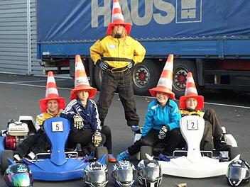 Zweckentfremdet haben die Kartfahrer die Pylonen für dieses lustige Bild. Sie freuen sich schon auf den Wettbewerb, der am Sonntag, 21. Juni, stattfindet. Foto: Sonja Hippler.