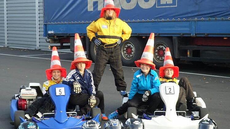Zweckentfremdet haben die Kartfahrer die Pylonen für dieses lustige Bild. Sie freuen sich schon auf den Wettbewerb, der am Sonntag, 21. Juni, stattfindet. Foto: Sonja Hippler.
