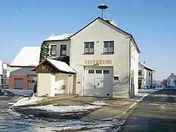 Sanierung mitten im Dorf oder Neubau außerhalb? Die Frage zum Feuerwehrhaus Weisbrunn scheint geklärt zugunsten der Sanierung. Wenn das Bushäuschen (links im Vordergrund) abgebrochen wird, gibt es auch einen Stellplatz für den Kleinbus. Foto: Sabine Weinbeer