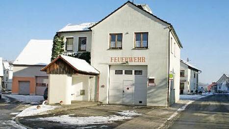 Sanierung mitten im Dorf oder Neubau außerhalb? Die Frage zum Feuerwehrhaus Weisbrunn scheint geklärt zugunsten der Sanierung. Wenn das Bushäuschen (links im Vordergrund) abgebrochen wird, gibt es auch einen Stellplatz für den Kleinbus. Foto: Sabine Weinbeer