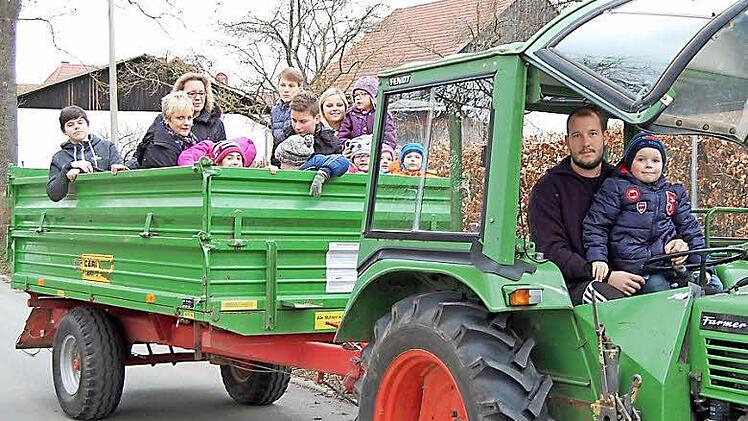 Traktorfahren in Isling mit Andi Zollnhofer und Felix am Steuer machte Spaß. Fotos: Andreas Welz
